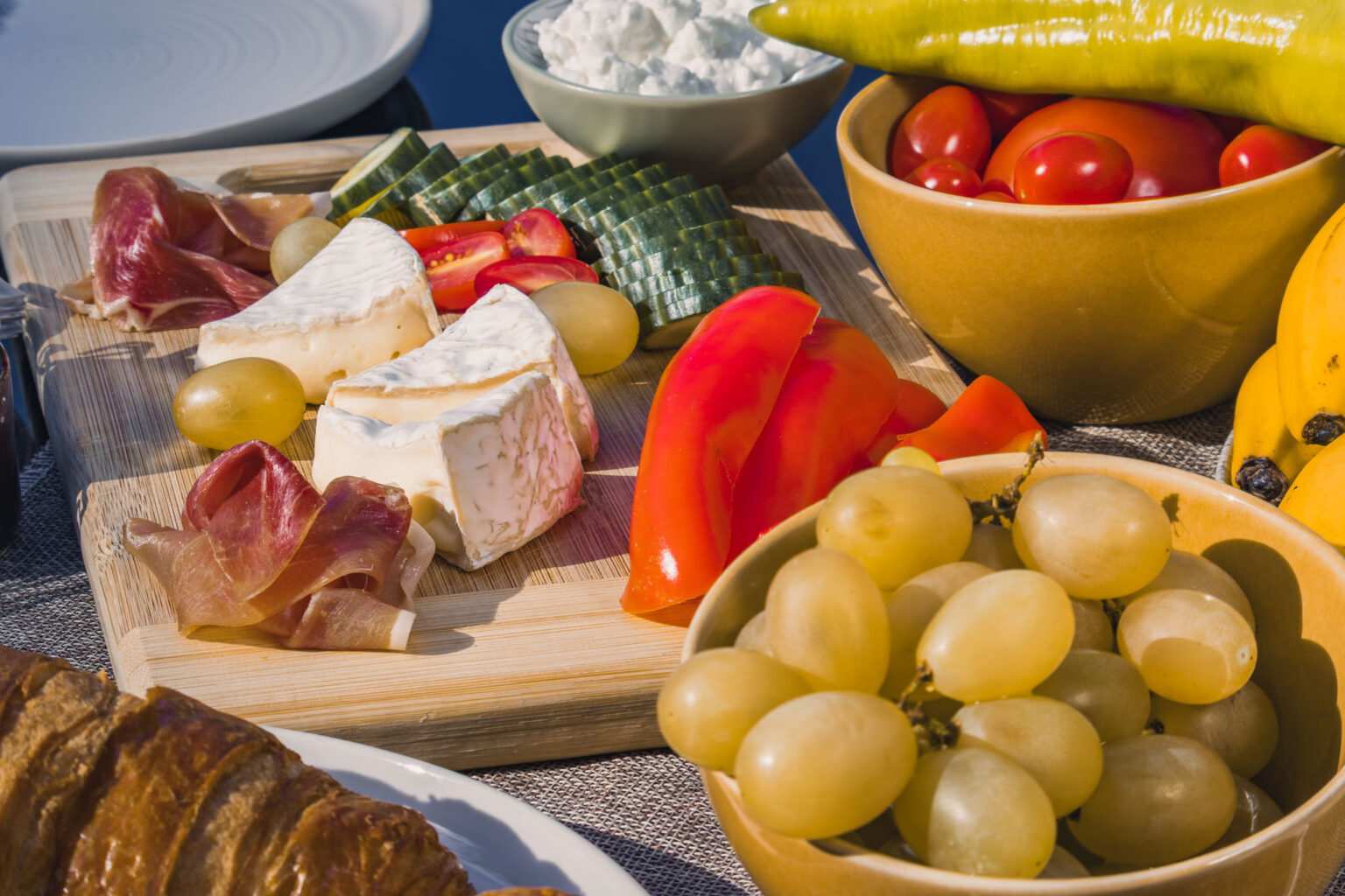 Friss reggeli: sajtok, hús, gyümölcsök és zöldségek.
