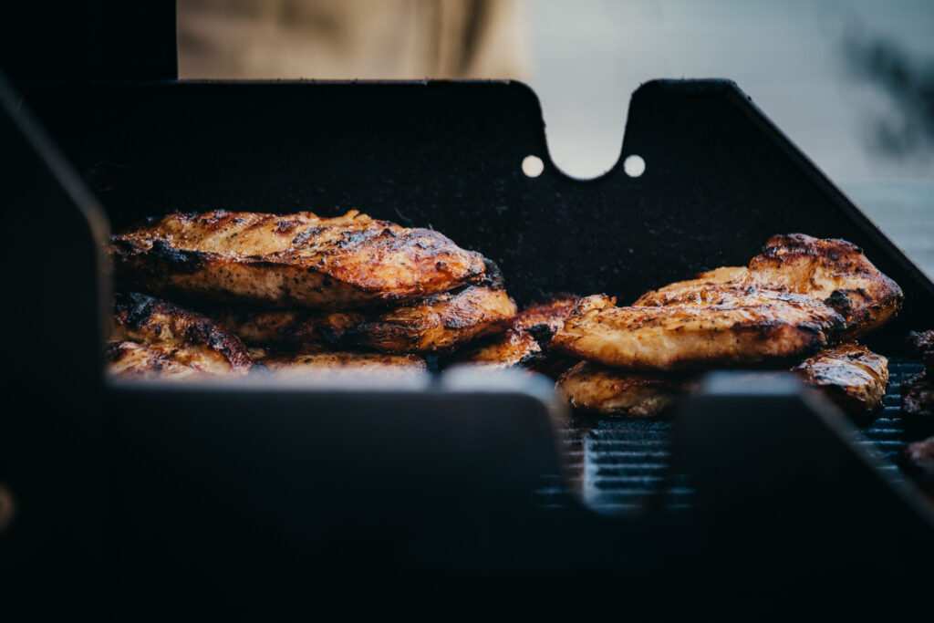Sült csirkemell a grillezőn, sütőhelyszíni étkezés.